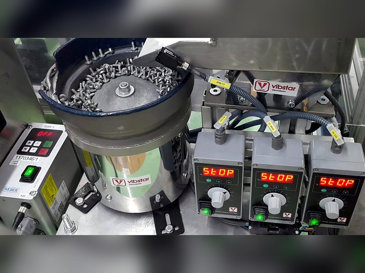 Bolt feeding station with sensor