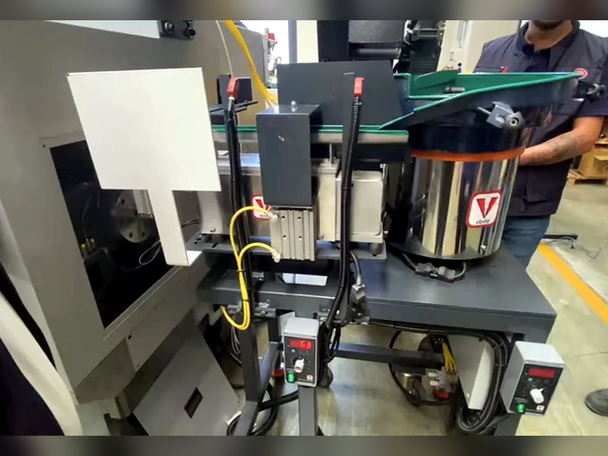 Machine-integrated bowl and linear feeding system