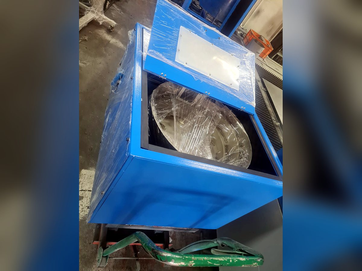 Cabina insonorizada con ventana de inspección